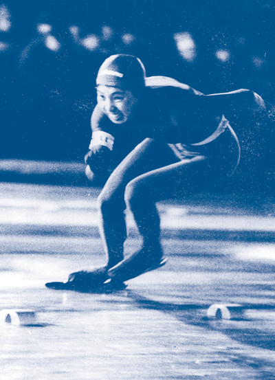 32.1983 年第五届全国冬季运动会上，速度滑冰运动员曹桂凤在比赛中_副本.png
